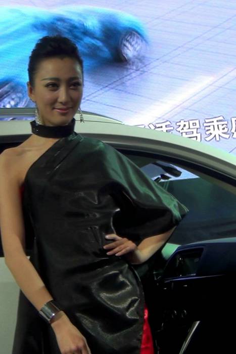 [车展美女视频]ID0024 车展视频-2013上海车展马自达车模黑丝的诱惑