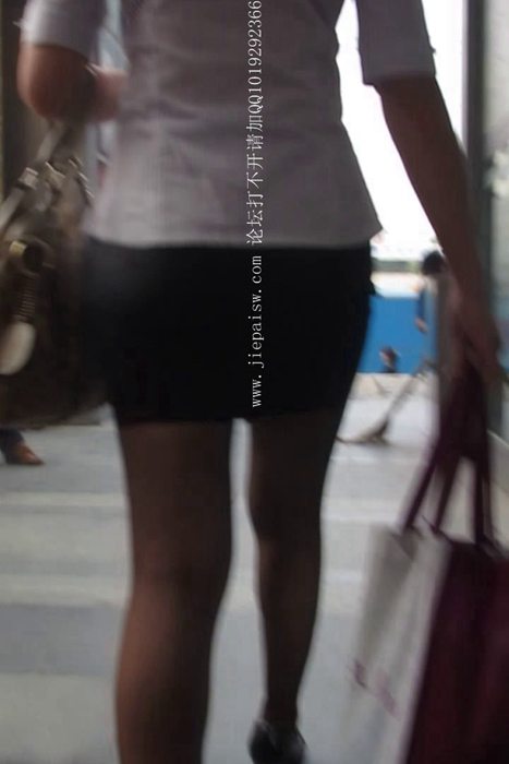 [大忽悠买丝袜街拍视频]ID0070 2012 10.10【忽悠】问修长腿包臀蓝裙咖啡丝骚妇买丝袜摸丝袜腿