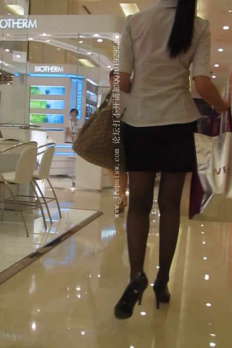 [大忽悠买丝袜街拍视频]ID0070 2012 10.10【忽悠】问修长腿包臀蓝裙咖啡丝骚妇买丝袜摸丝袜腿