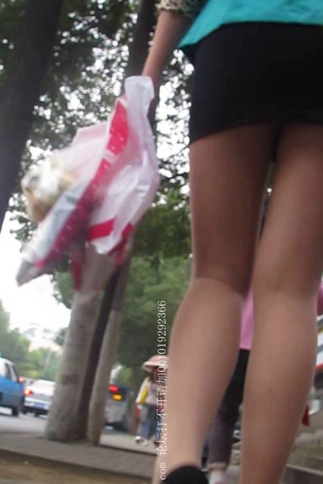 [大忽悠买丝袜街拍视频]ID0087 2012 10.14【忽悠】问蕾丝透明袖露背装清纯买丝袜红色奶罩都露出来了边上的男的很爽啊