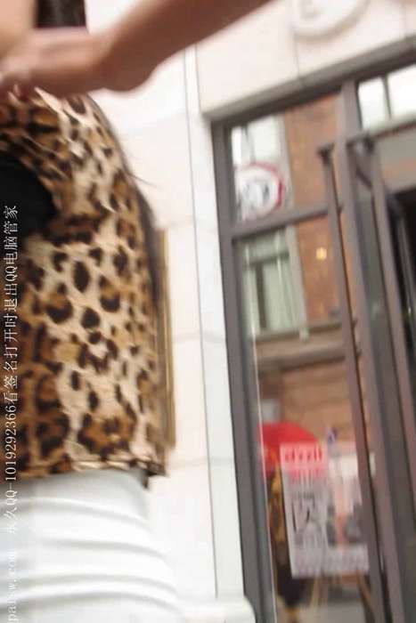 [大忽悠买丝袜街拍视频]ID0102 2012 10.17【忽悠】问包臀裙肉丝骚妇买丝袜摸丝袜