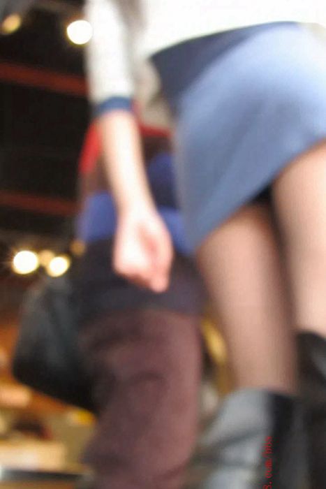 [大忽悠买丝袜街拍视频]ID0117 2012 10.20【CD】超长腿包臀蓝裙黑丝高靴黑丝裤袜裆