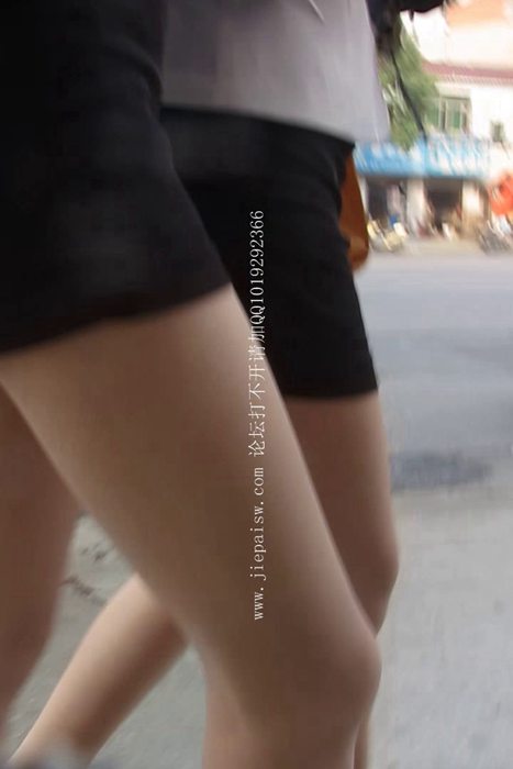 [大忽悠买丝袜街拍视频]ID0157 2012 10.6【忽悠】2个肉丝制服长腿去洗脚城洗脚跟