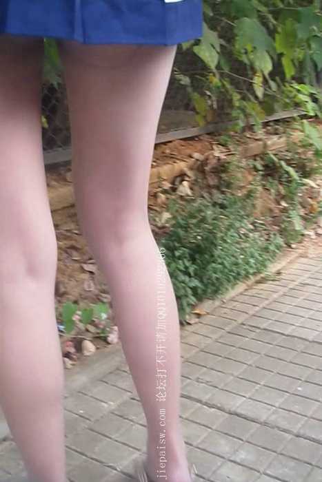 [大忽悠买丝袜街拍视频]ID0161 2012 10.8【忽悠】178CM超长腿肉丝学生制服大一MM裙