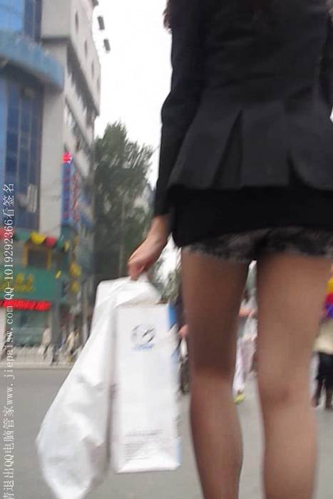 [大忽悠买丝袜街拍视频]ID0164 2012 10.9【强袭】天凉了们都穿丝袜大街上检验随便摸丝袜腿