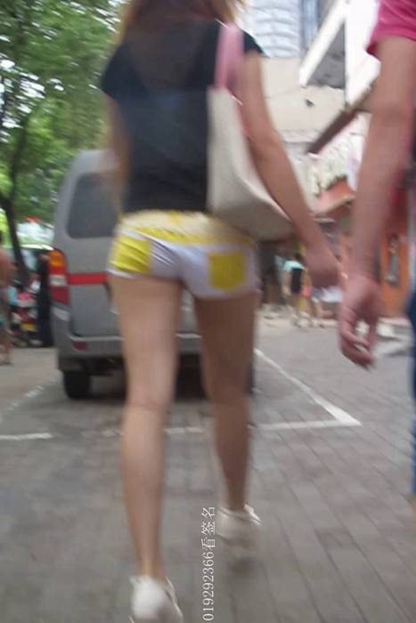 [大忽悠买丝袜街拍视频]ID0186 2012 8.14更新-让修长腿超高细高包臀热裤PG猥琐男的
