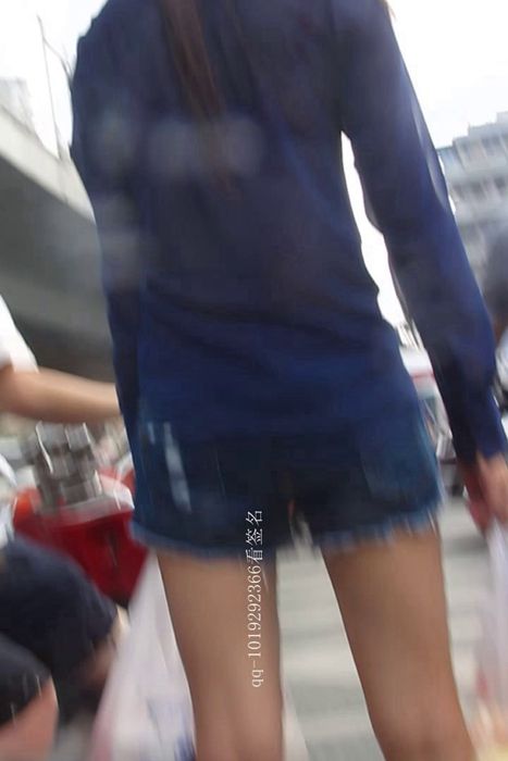 [大忽悠买丝袜街拍视频]ID0202 2012 8.19【街拍】让透视装奶罩露出来骚妇穿丝袜真