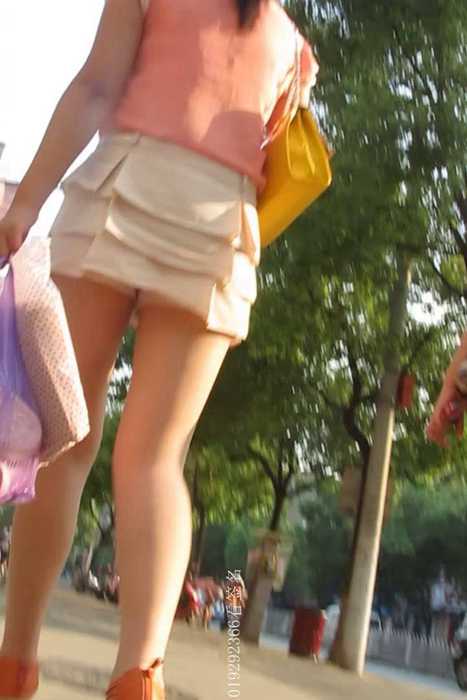 [大忽悠买丝袜街拍视频]ID0205 2012 8.1更新40度高温依然穿肉丝的丰满裤裙狂摸丝