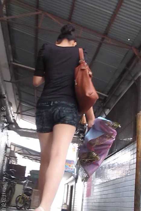 [大忽悠买丝袜街拍视频]ID0211 2012 8.20【强袭】招模特为名检验修长腿包臀白裙清