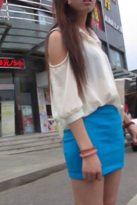 [大忽悠买丝袜街拍视频]ID0232 2012 8.24【忽悠】超清纯包臀蓝裙美女给了名片要了