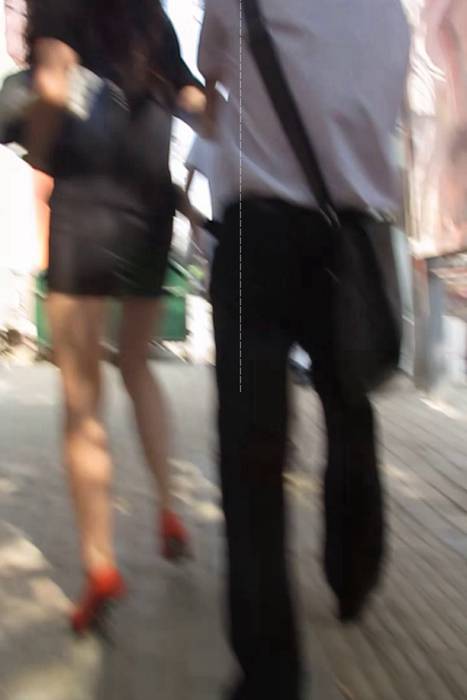 [大忽悠买丝袜街拍视频]ID0265 2012 8.8更新-175CM超长腿包臀黑裙模特和二男准备玩