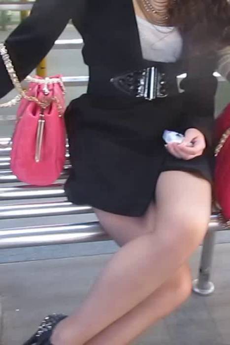 [大忽悠买丝袜街拍视频]ID0268 2012 80大忽悠经典让两位美女坐路边展示丝袜美腿