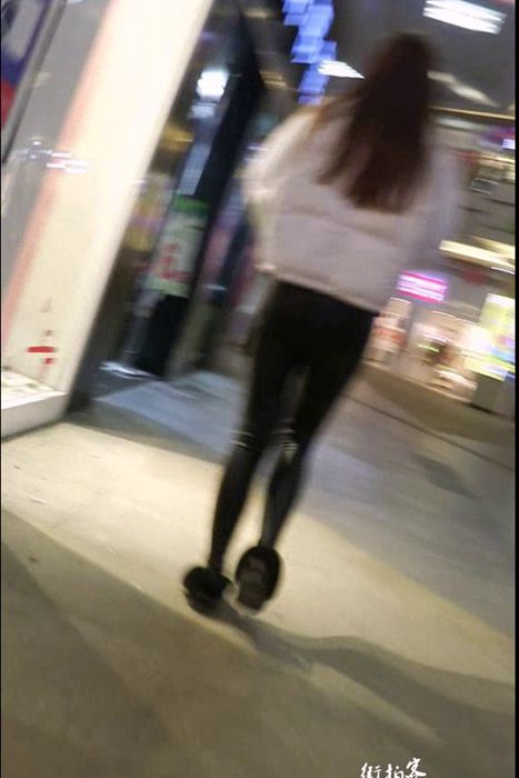 [街拍客视频]jx0469 紧身皮裤美女真够丰满